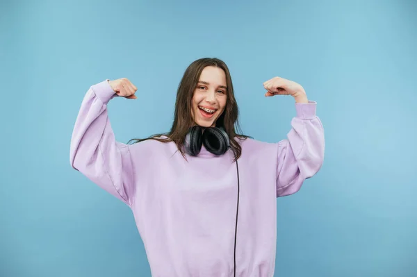 Senhora Alegre Camisola Roxa Fones Ouvido Fica Fundo Azul Mostra — Fotografia de Stock