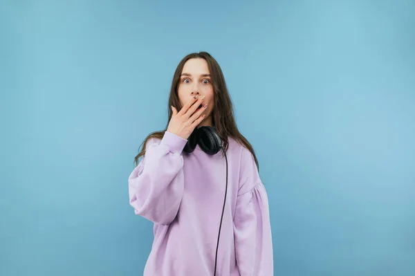 Portret Van Een Geschokt Meisje Een Gekleurd Sweatshirt Een Blauwe — Stockfoto