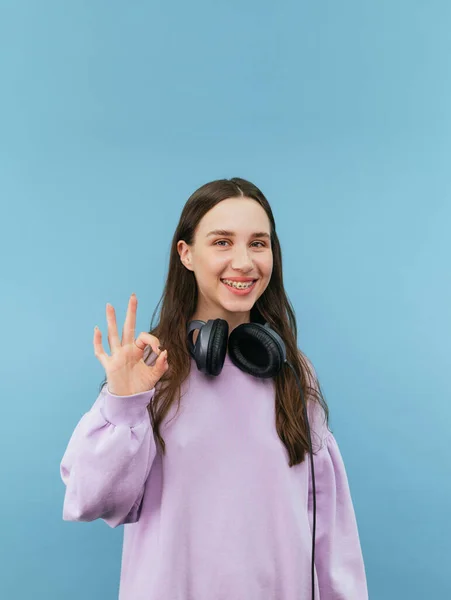 Happy Lady Roze Sweatshirt Toont Gebaar Naar Camera Kijkt Naar — Stockfoto