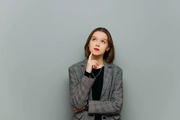 Retrato Uma Jovem Mulher Negócios Pensativa Uma Jaqueta Sobre Fundo — Fotografia de Stock
