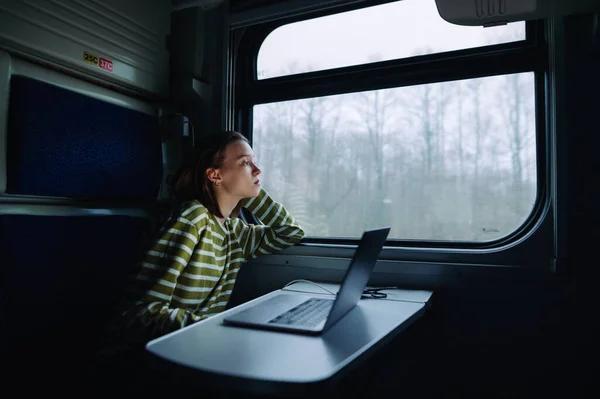 Όμορφη Γυναίκα Κάθεται Στο Τρένο Ένα Φορητό Υπολογιστή Στο Τραπέζι — Φωτογραφία Αρχείου