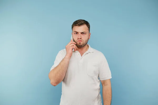 Retrato Hombre Disgustado Con Teléfono Inteligente Hablando Por Teléfono Sobre — Foto de Stock