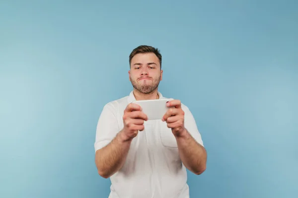 Hombre Concentrado Camiseta Blanca Jugando Juegos Línea Teléfono Inteligente Sobre — Foto de Stock