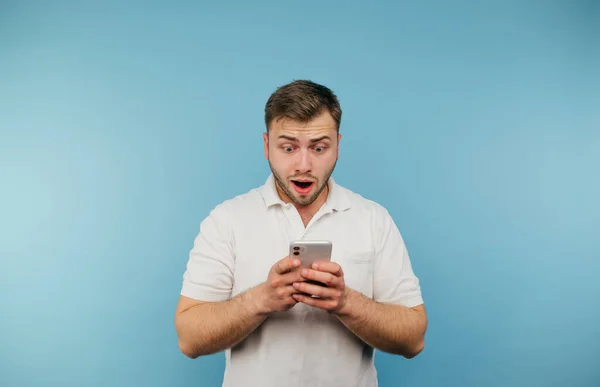 Shocked Adult Man Bristles Looking Smartphone Screen Surprised Face Isolated — Stock Photo, Image