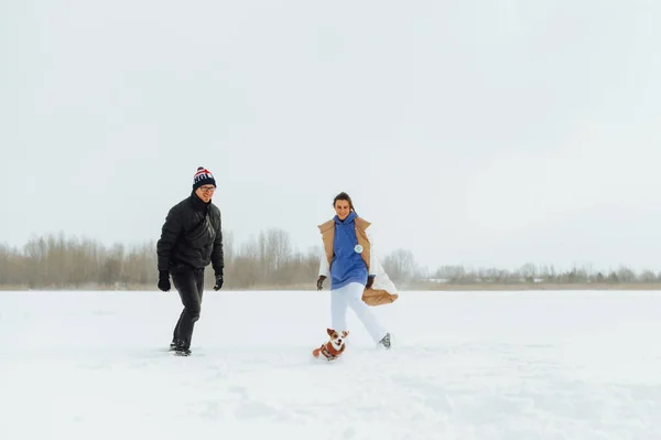 Casal Feliz Homem Mulher Andando Cão Bonito Jack Russell Neve — Fotografia de Stock