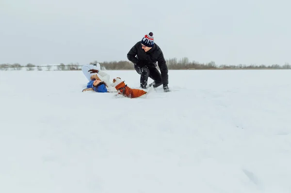 Neşeli Çift Buz Gibi Bir Gölde Köpekle Karda Eğleniyor — Stok fotoğraf