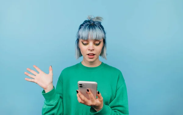 Menina Surpresa Com Cabelo Azul Usa Smartphone Com Rosto Chocado — Fotografia de Stock