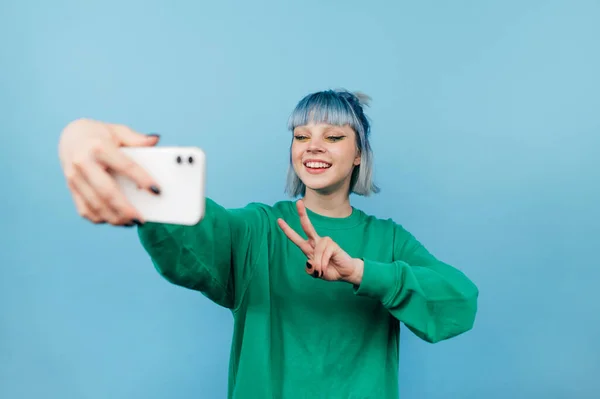 Menina Hipster Feliz Com Cabelos Coloridos Leva Uma Selfie Fundo — Fotografia de Stock
