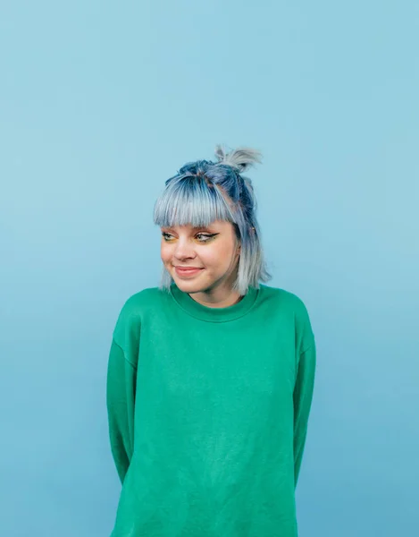 Menina Adolescente Alegre Com Cabelo Azul Uma Camisola Verde Olha — Fotografia de Stock