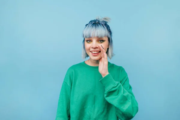 Θετικό Κορίτσι Χρωματιστά Μαλλιά Χαμόγελο Στο Πρόσωπό Της Λέει Μυστικά — Φωτογραφία Αρχείου