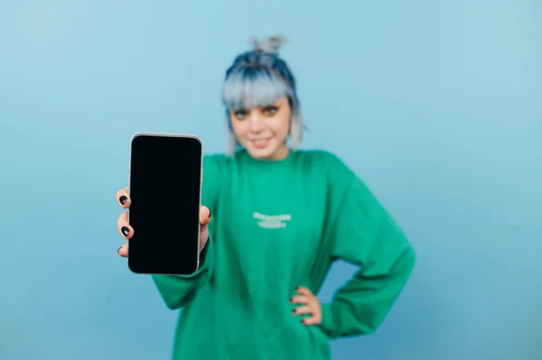 Mulher Positiva Uma Camisola Verde Fica Com Smartphone Suas Mãos — Fotografia de Stock
