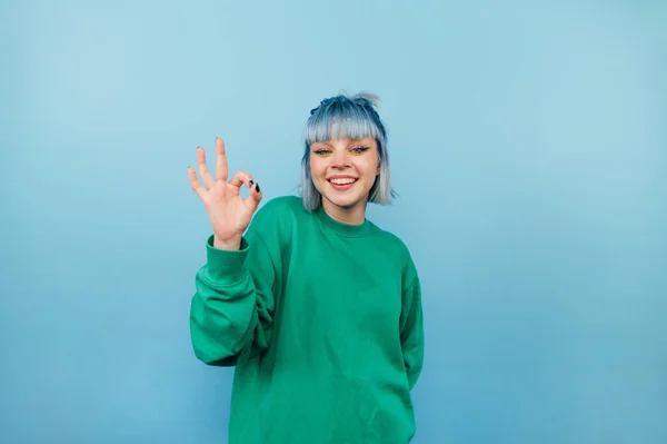Senhora Positiva Camisola Verde Cabelos Coloridos Mostra Gesto Para Câmera — Fotografia de Stock