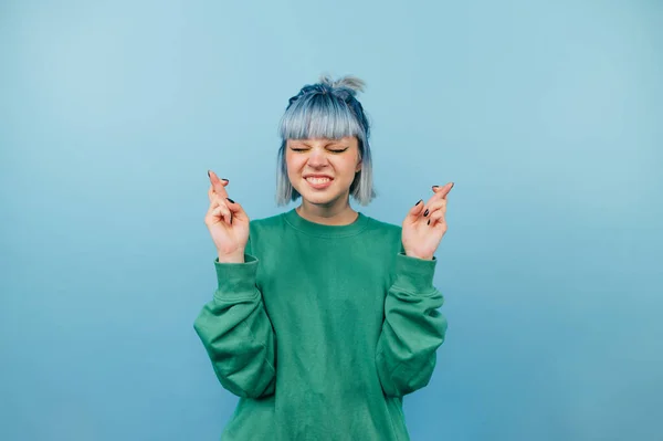Senhora Positiva Uma Camisola Verde Faz Desejo Cruzando Dedos Fechando — Fotografia de Stock