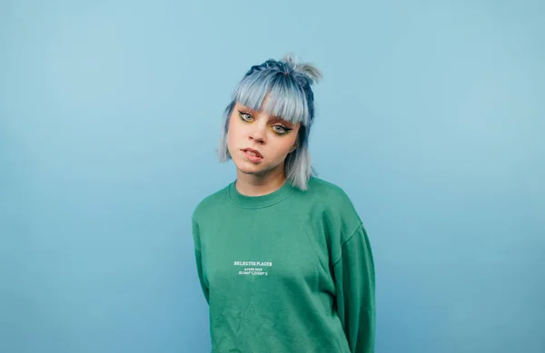 Retrato Uma Menina Bonita Com Cabelo Azul Uma Camisola Verde — Fotografia de Stock