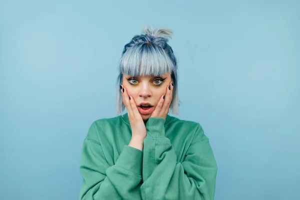 Портрет Шокированной Девушки Подростка Цветными Волосами Синем Фоне Смотрящей Камеру — стоковое фото