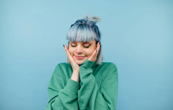 Senhora Bonita Roupas Casuais Cabelos Coloridos Isolados Fundo Azul Mostra — Fotografia de Stock