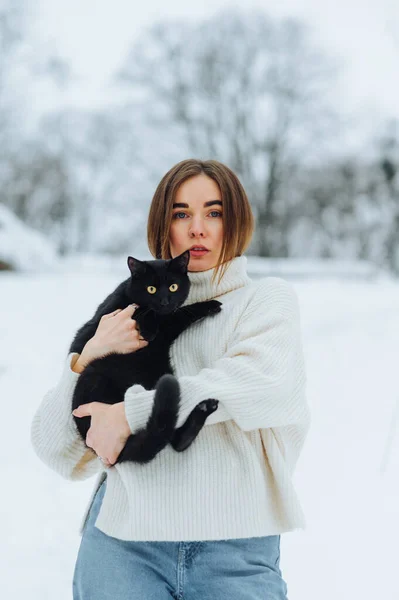 Schöne Frau Weißen Pullover Posiert Auf Einer Verschneiten Straße Mit — Stockfoto