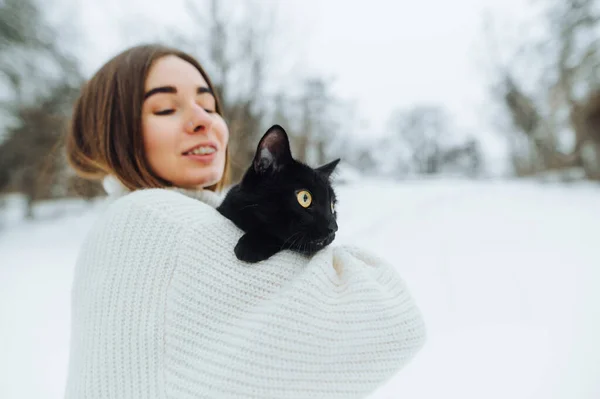 Pozitív Fehér Pulóverben Fekete Macskával Karjában Áll Utcán Télen Egy — Stock Fotó