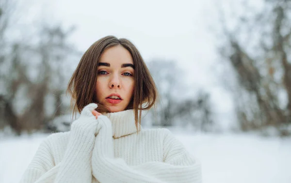 Närbild Porträtt Vacker Kvinna Vit Tröja Bakgrund Snöiga Landskap — Stockfoto