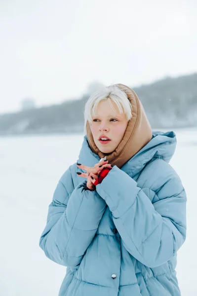 Menina Congelada Com Cabelos Loiros Sobrancelhas Fica Inverno Uma Nevasca — Fotografia de Stock