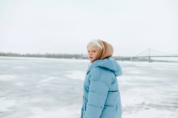 Beautiful Blonde Girl Warm Clothes Hood Stands Banks Frozen River — Stock Photo, Image