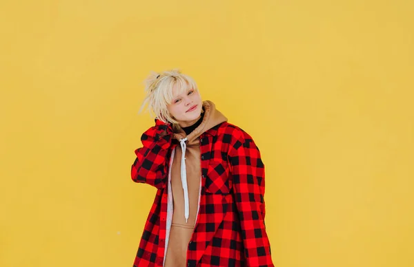 Positieve Tiener Meisje Met Blond Haar Een Shirt Staat Een — Stockfoto