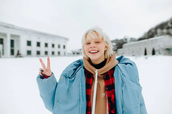 Glada Flicka Med Blont Hår Och Vinterkläder Står Snöig Gata — Stockfoto