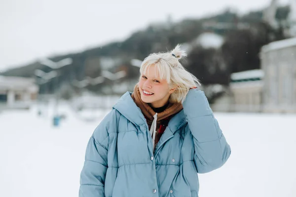 Θετική Ξανθιά Κοπέλα Ξανθά Μαλλιά Στέκεται Ένα Χιονισμένο Δρόμο Μια — Φωτογραφία Αρχείου