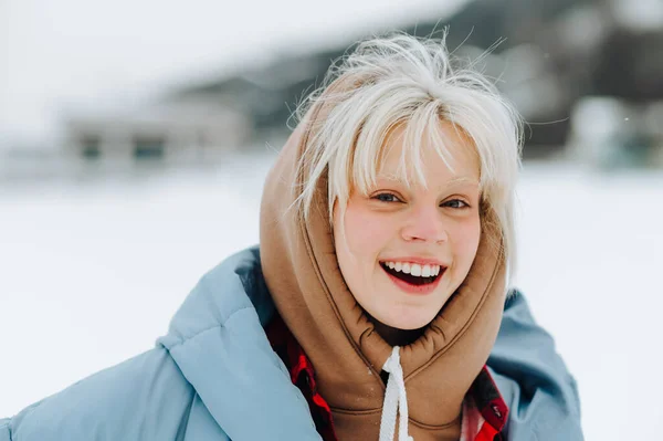 Glad Tonåring Flicka Med Blont Hår Poserar Vid Kameran Med — Stockfoto