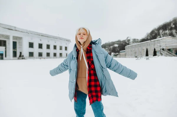 Vacker Flicka Varma Kläder Poserar För Kameran Snöig Gata Efter — Stockfoto