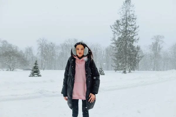 Ευτυχισμένη Γυναίκα Ζεστά Χειμωνιάτικα Ρούχα Στο Χιόνι Στέκεται Στο Δρόμο — Φωτογραφία Αρχείου