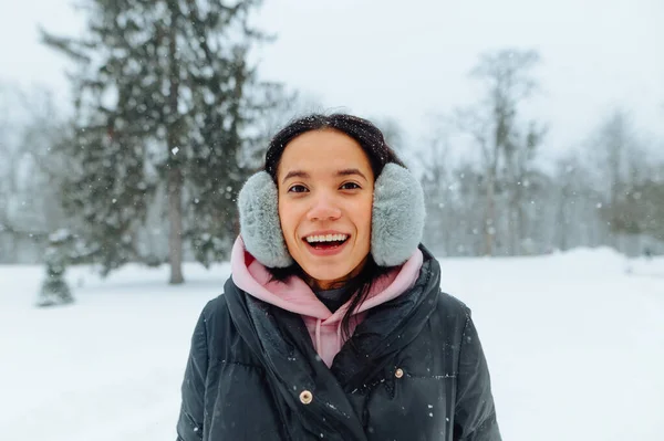 Glad Latinamerikansk Kvinna Vintern Varma Kläder Står Utomhus Vintern Snöstorm — Stockfoto