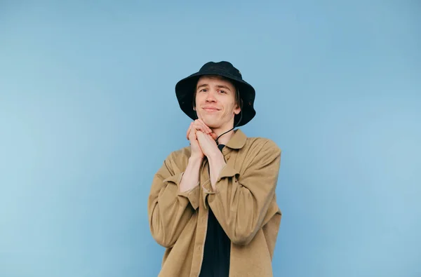 Netter Kerl Mit Hut Und Hemd Schaut Mit Einem Lächeln — Stockfoto