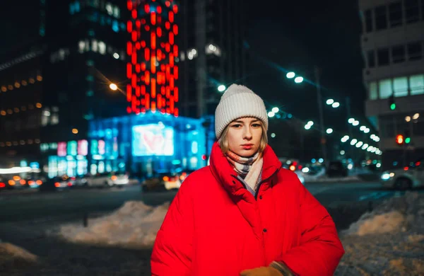 Mulher Bonita Uma Jaqueta Vermelha Chapéu Fica Noite Rua Fundo — Fotografia de Stock