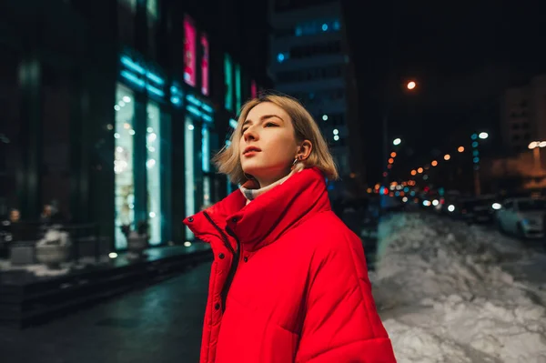 Retrato Uma Mulher Bonita Uma Jaqueta Vermelha Rua Noite Olhando — Fotografia de Stock