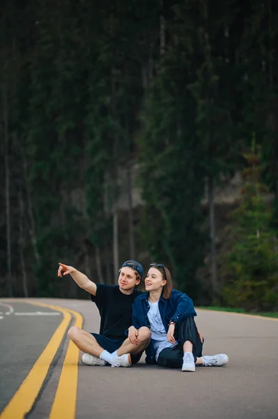 Mooi Stel Zit Weg Tegen Achtergrond Van Naaldbomen Bergen Man — Stockfoto