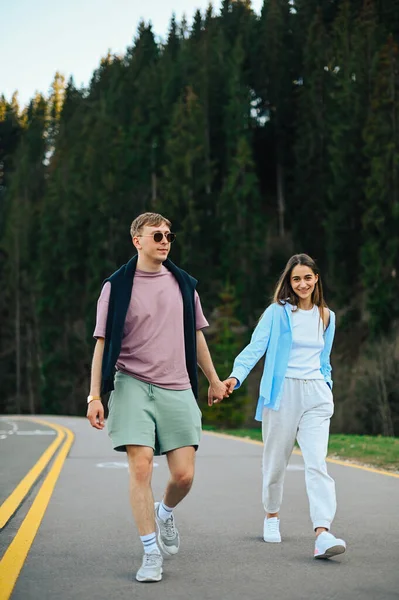 Elegante Pareja Joven Hombre Mujer Caminando Tomados Mano Camino Forestal —  Fotos de Stock