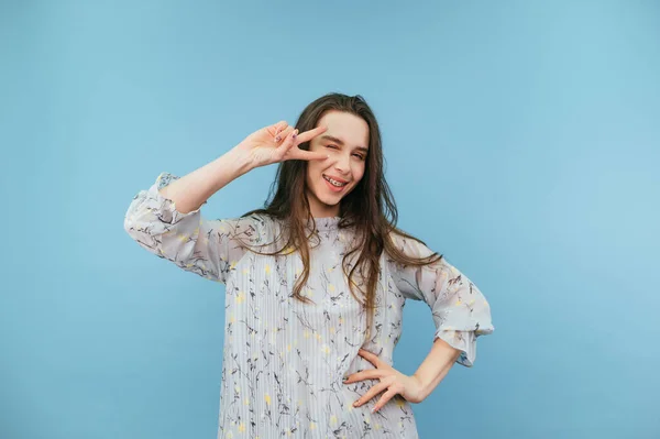 Atractiva Dama Lindo Vestido Posa Para Cámara Sobre Fondo Azul —  Fotos de Stock