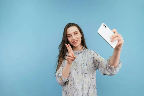 Senhora Atraente Vestido Bonito Leva Selfie Câmera Smartphone Fundo Azul — Fotografia de Stock