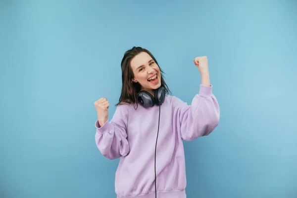 Πορτρέτο Του Χαρούμενη Ελκυστική Κοπέλα Casual Ρούχα Και Ακουστικά Ένα — Φωτογραφία Αρχείου