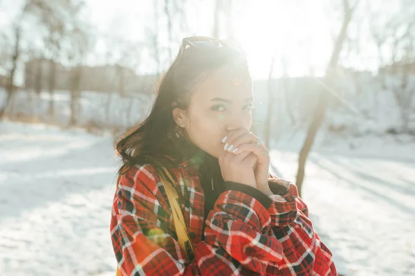 Krásná Žena Košili Stojí Ulici Zimě Slunečného Dne Pozadí Zasněžené — Stock fotografie