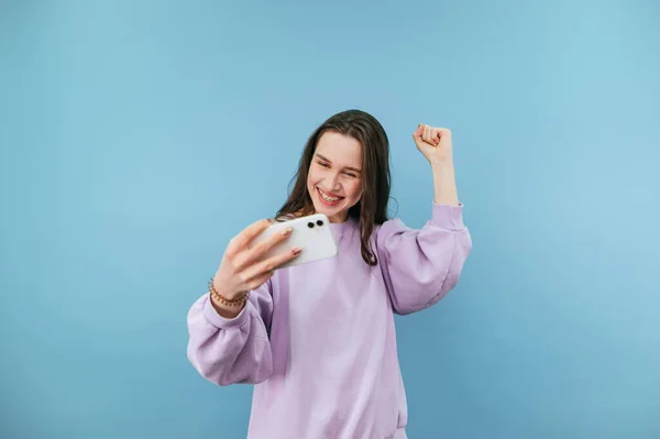 Retrato Senhora Feliz Com Smartphone Mãos Alegra Vitória Com Sorriso — Fotografia de Stock