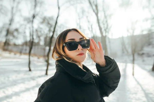 Inverno Retrato Moda Senhora Elegante Parque Inverno Nevado Óculos Sol — Fotografia de Stock