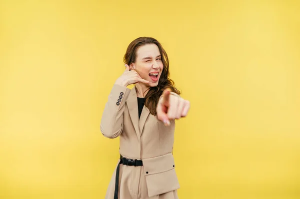 Menina Negócios Atraente Uma Jaqueta Mostra Gesto Chamada Dedo Para — Fotografia de Stock