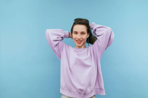 Senhora Positiva Com Sorriso Rosto Posa Para Câmera Fundo Azul — Fotografia de Stock