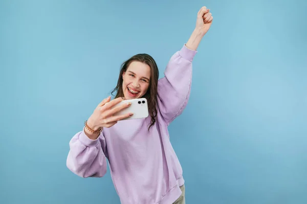 Joyful Gamer Menina Com Smartphone Mão Emocionalmente Alegra Ganhar Jogo — Fotografia de Stock