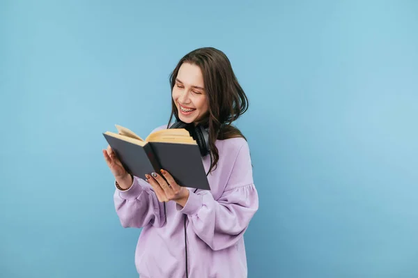 Leende Kvinnlig Student Med Ett Leende Läpparna Läser Bok Blå — Stockfoto
