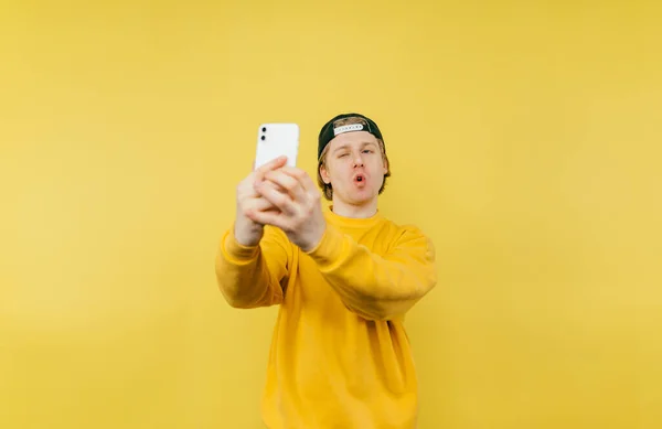 Joven Positivo Tomando Selfie Cámara Del Teléfono Inteligente Fondo Amarillo — Foto de Stock