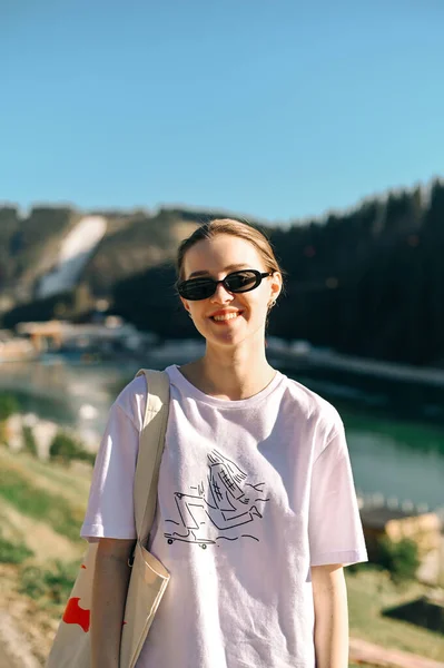 Retrato Una Hermosa Mujer Gafas Sol Vacaciones Pie Sobre Fondo —  Fotos de Stock