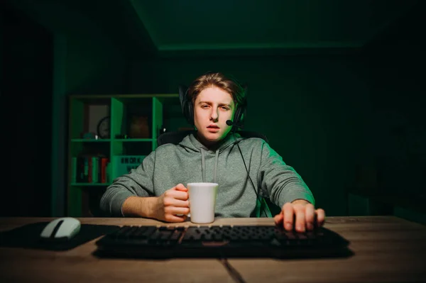 Уставший Молодой Человек Играет Онлайн Игры Дома Компьютере Смотрит Камеру — стоковое фото